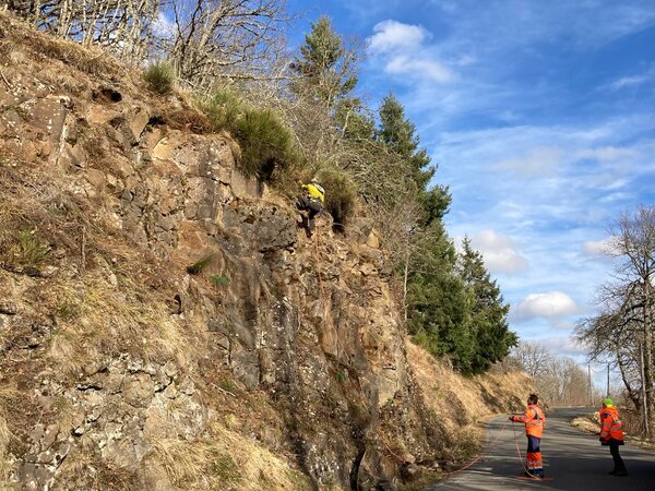 Purge de falaise dans le Cantal